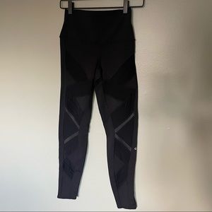 ALO Yoga 7/8 Black Crisscross Moro Legging size Small